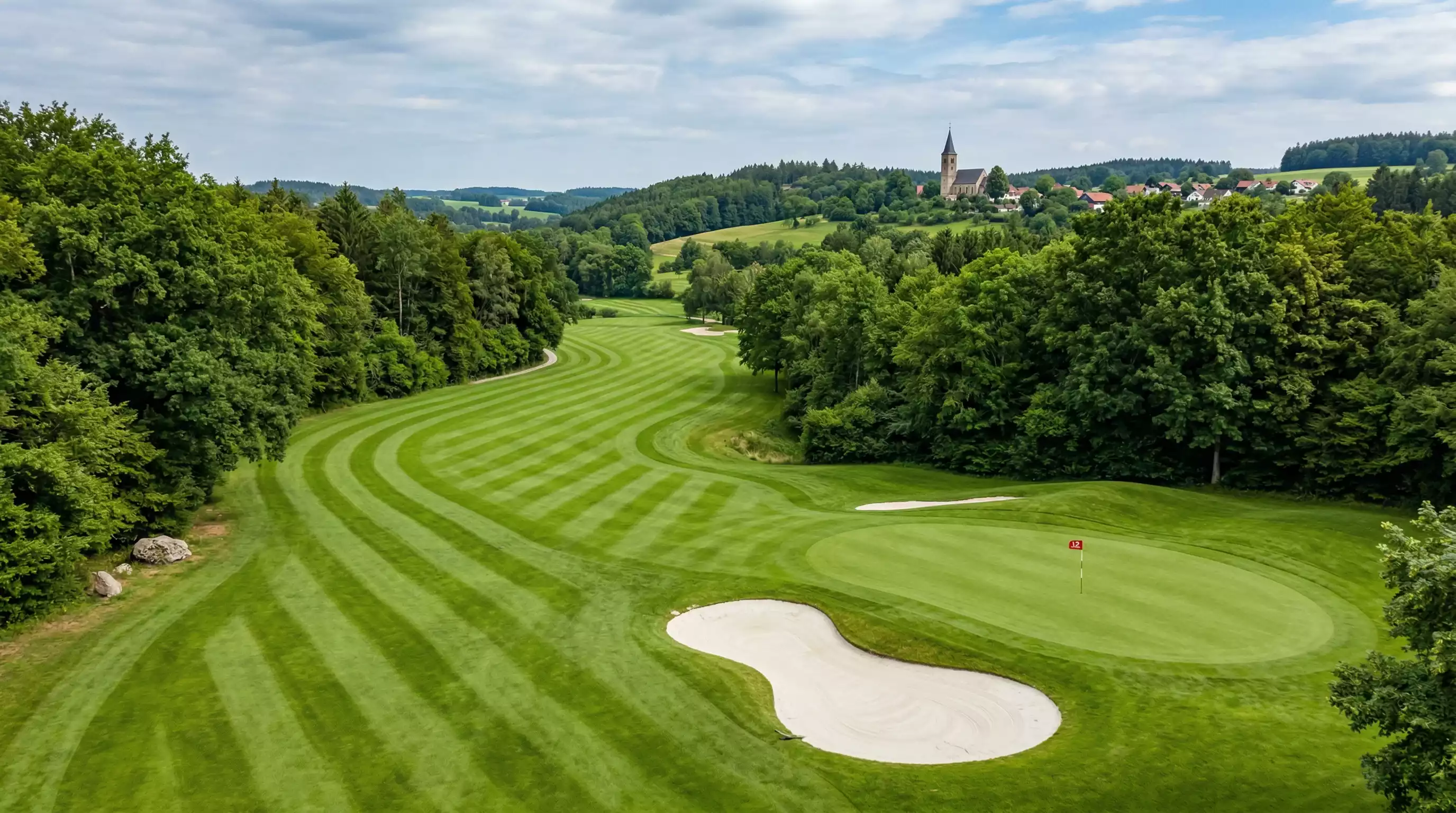 Golfplatz in Deutschland mit gepflegtem Fairway und Baumreihen